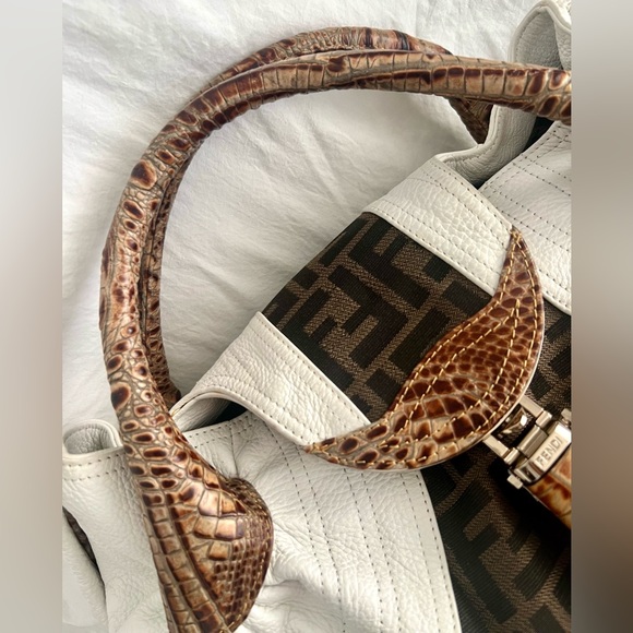 👑✅PRICE FIRM✅ Beautiful Large White and Brown Spy Bag - Picture 7 of 17